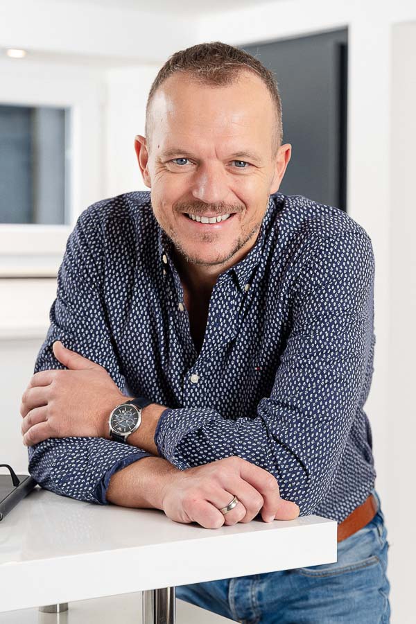 Portrait von Matthias Ziegler, Bausachverständiger und Bauleiter aus Ulm, spezialisiert auf Projektleitung und Bauwesen.